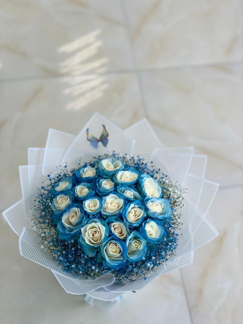 Enchanted Blue Sky Rose Bouquet: Custom Two-Tone Roses with Baby's Breath