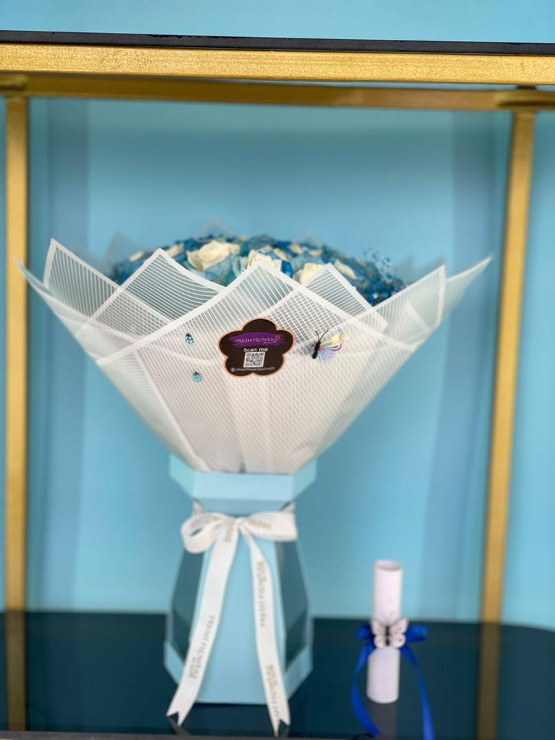 Enchanted Blue Sky Rose Bouquet: Custom Two-Tone Roses with Baby's Breath - Image 2
